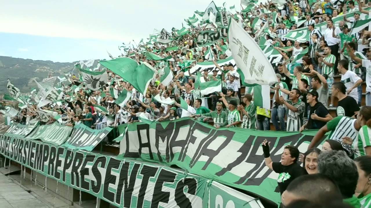 Hinchada de Nacional en el Polideportivo Sur