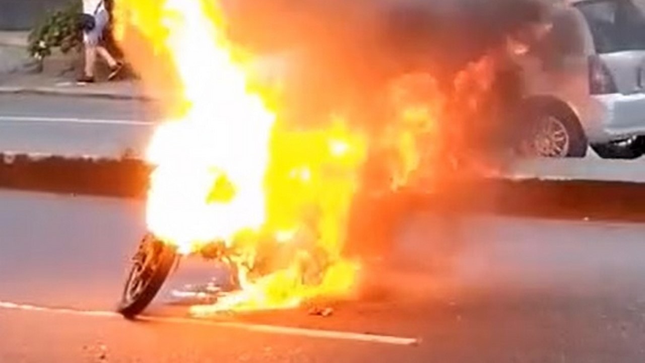 Le quemaron la moto a presuntos fleteros en la 80