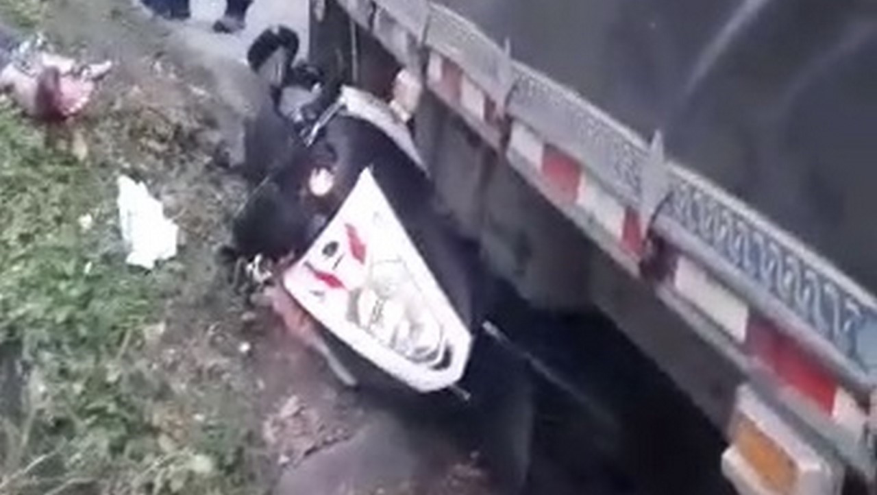 Accidente en la Aguacatala: moto quedó debajo de un camión