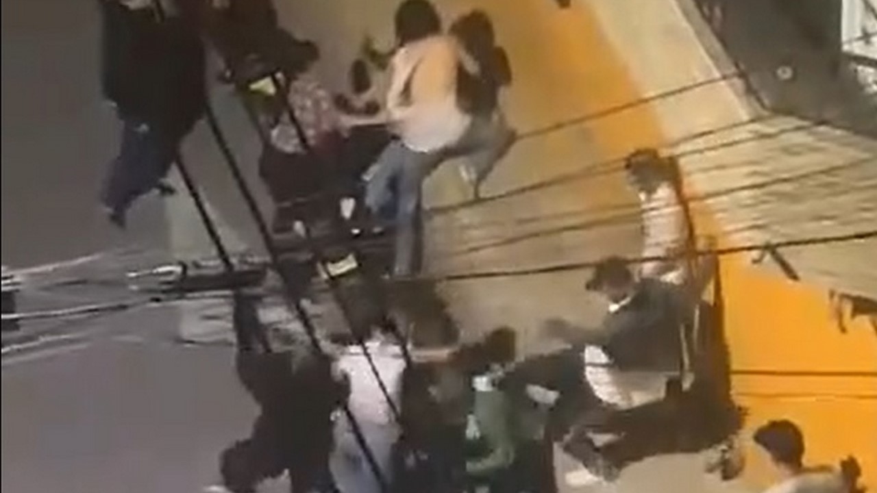 Jóvenes armaron tremenda pelea callejera en Amagá, Antioquia