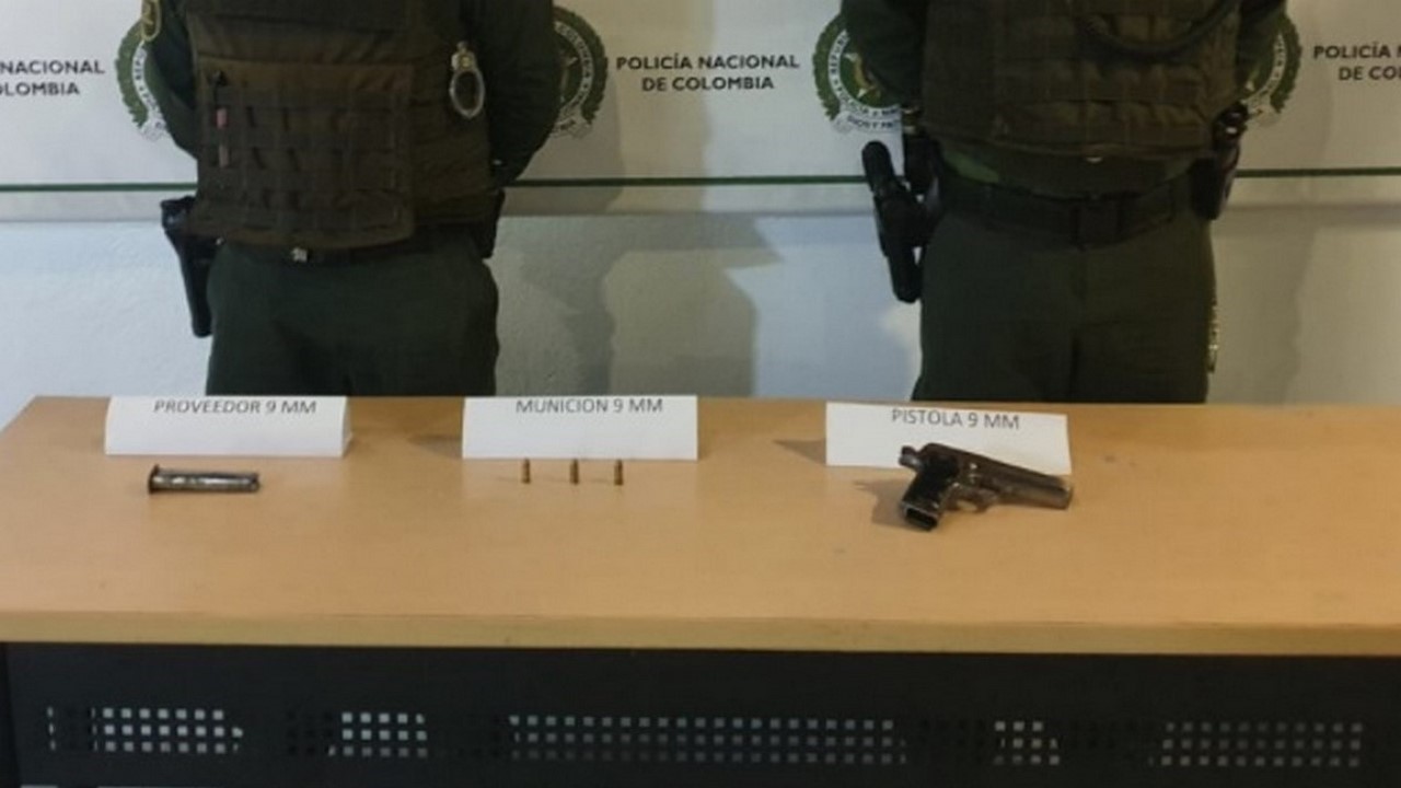 Sujetos se tiraron a cañada en Altavista y dejaron pistola