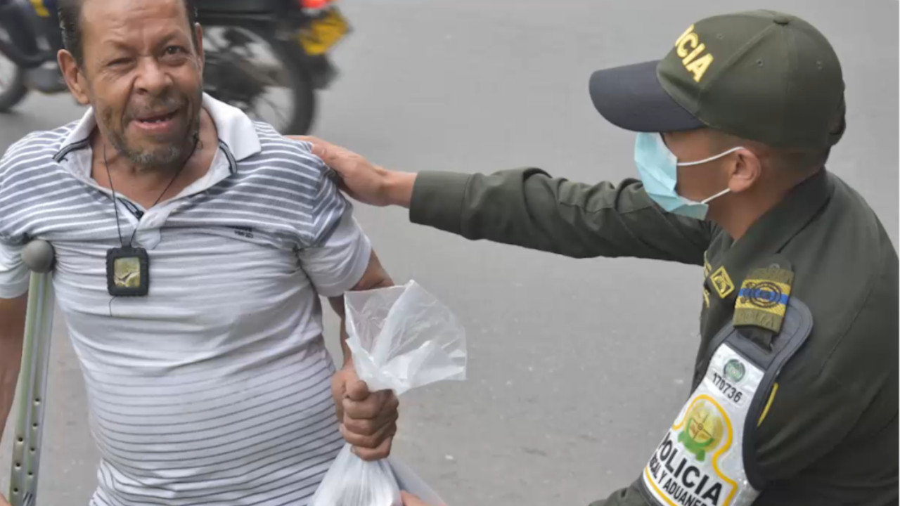 La Policía en Medellín les llegó a los que se rebuscan el día a día y les regalaron 'cositas'