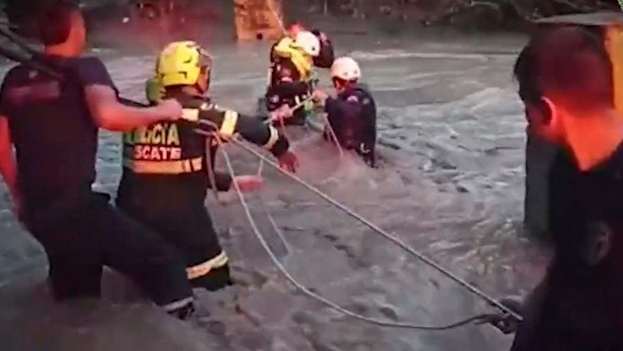 Rescataron a dos niños y dos adultos que habían quedado atrapados en el río de Oro