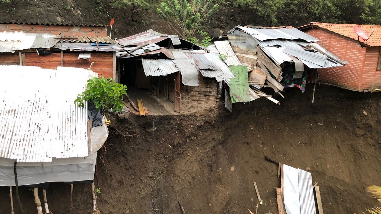 14 viviendas colapsaron tras creciente súbita en Uramita