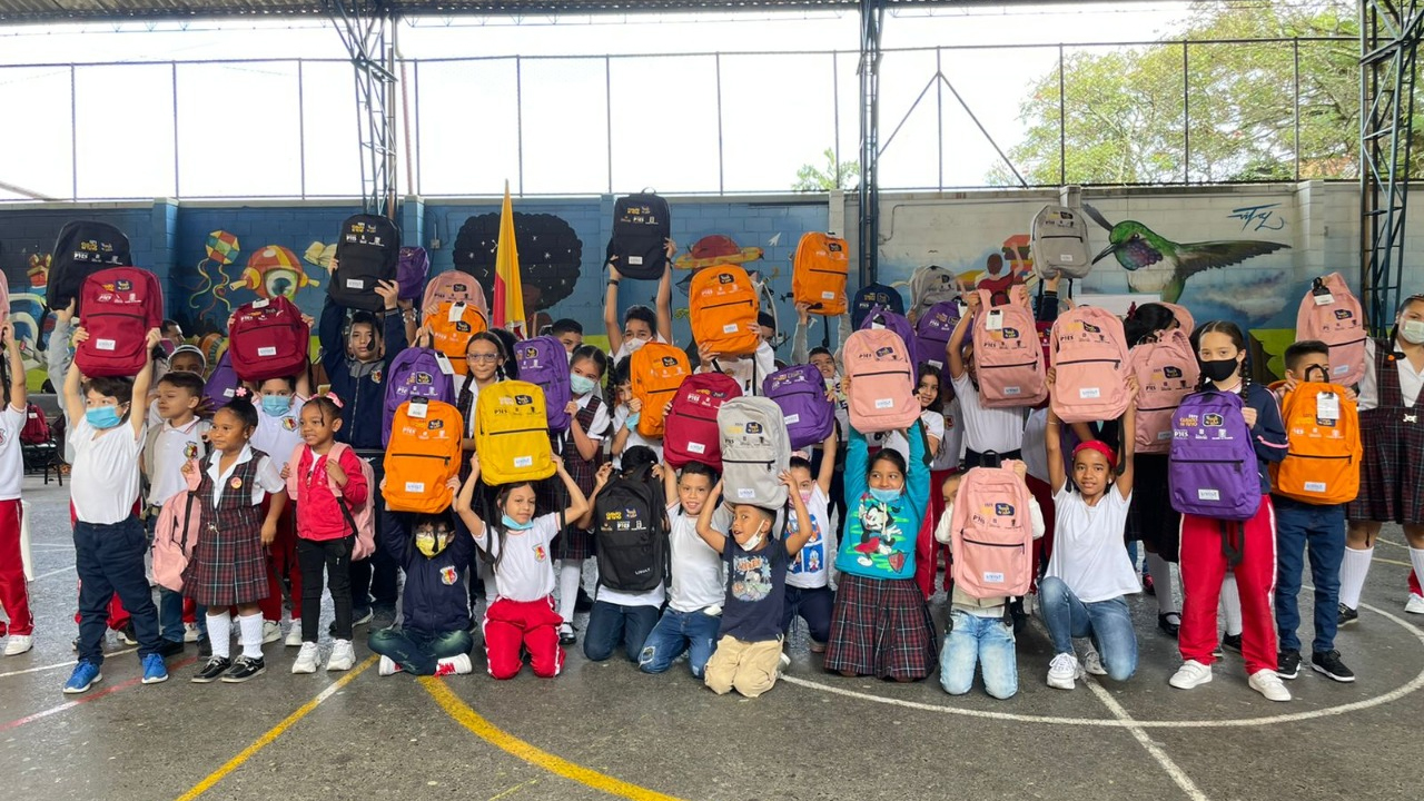 ¡Qué nota! 1.588 estudiantes de instituciones educativas oficiales de Medellín recibieron kits escolares