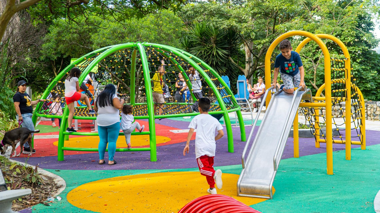 ¡Qué nota! Habitantes del barrio Pedregal ya disfrutan de un nuevo parque recreativo