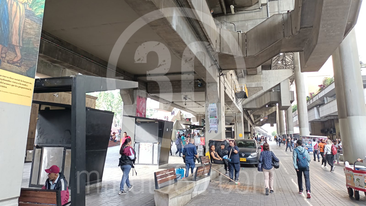 EN FOTOS: ¡Lamentable! Hombre se habría lanzado al vacío desde la estación Parque Berrío del Metro 5 Parque Berrío-hombre-suicidio