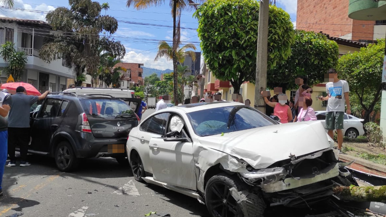 ¡Qué tiestazo! Dos carros choraron en Belén Fátima, uno de ellos se llevó por delante un árbol