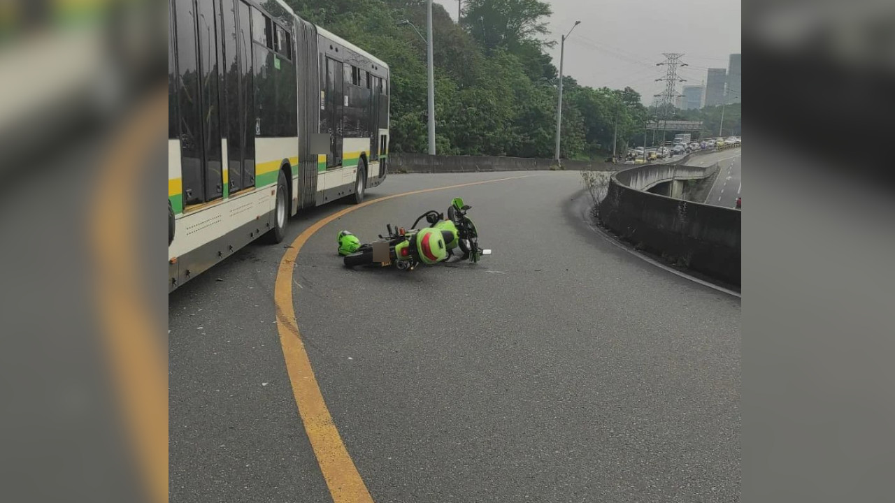 Metroplús se llevó por delante a una moto de la Policía por Industriales