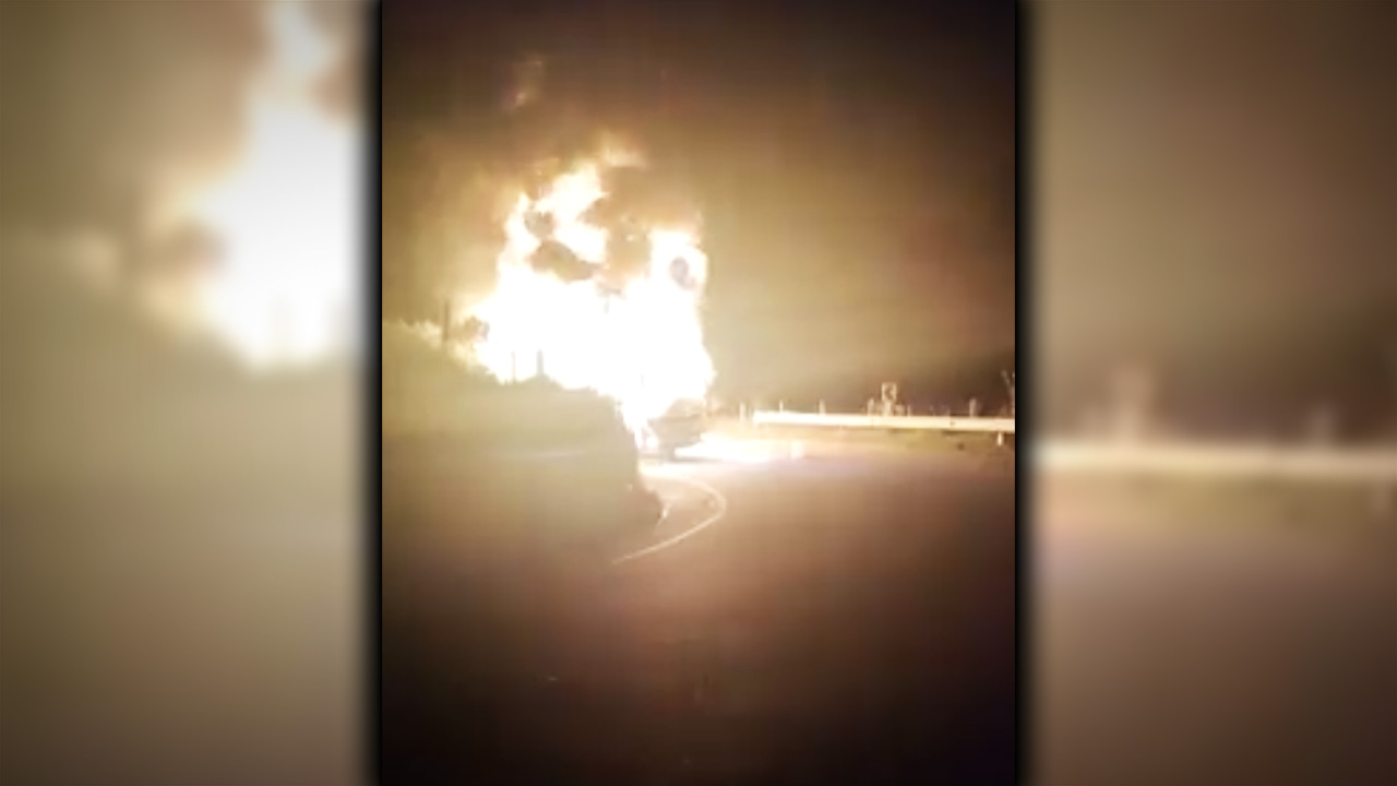 Bajaron a los pasajeros de un bus que había salido de Medellín y lo quemaron