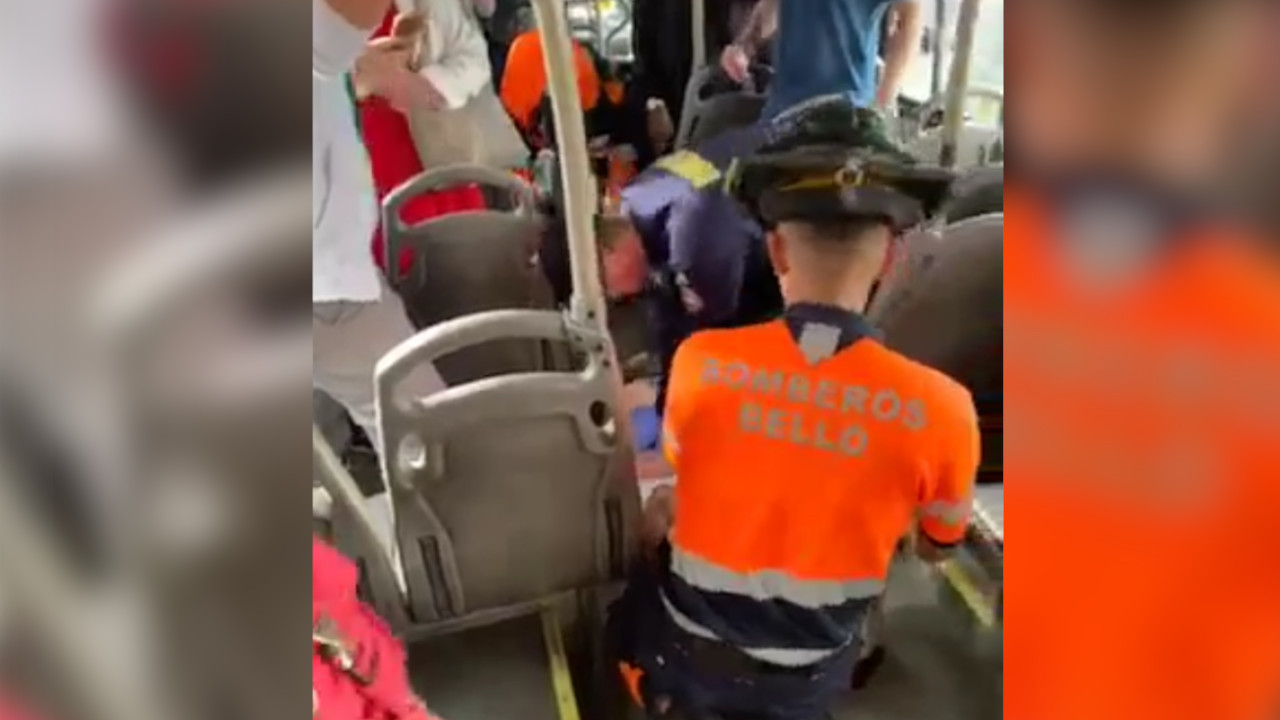 ¡Qué susto tan berraco! A un ciudadano en Bello le dio un 'babeado' en pleno bus