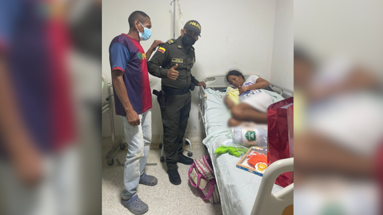 "Él va a ser mi compadre", hombre a policía que ayudó a que su esposa diera a luz