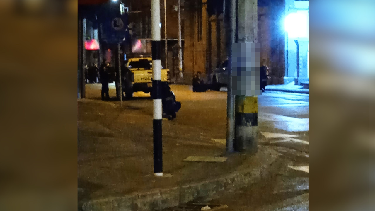 Dejaron un paquete raro y abandonado en una calle de La Candelaria