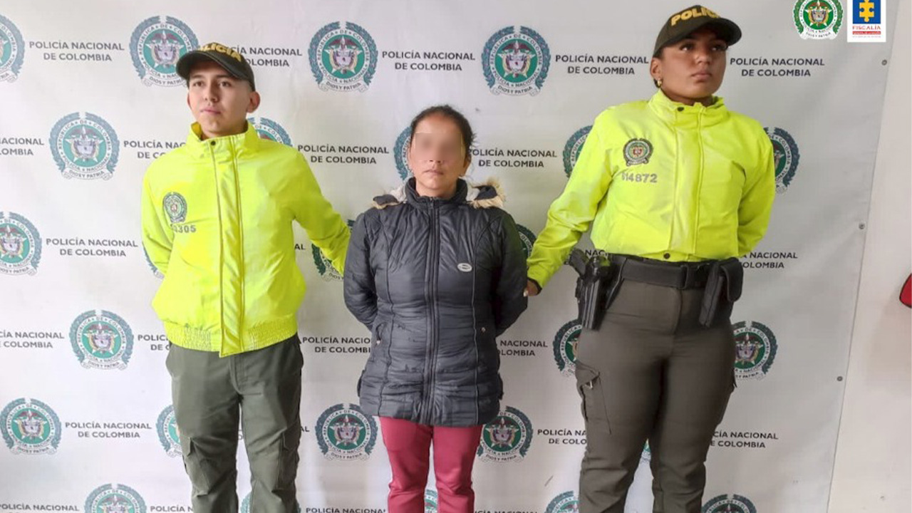 Mujer encerraba a una niña de 6 años en los baños de un colegio y la violaba