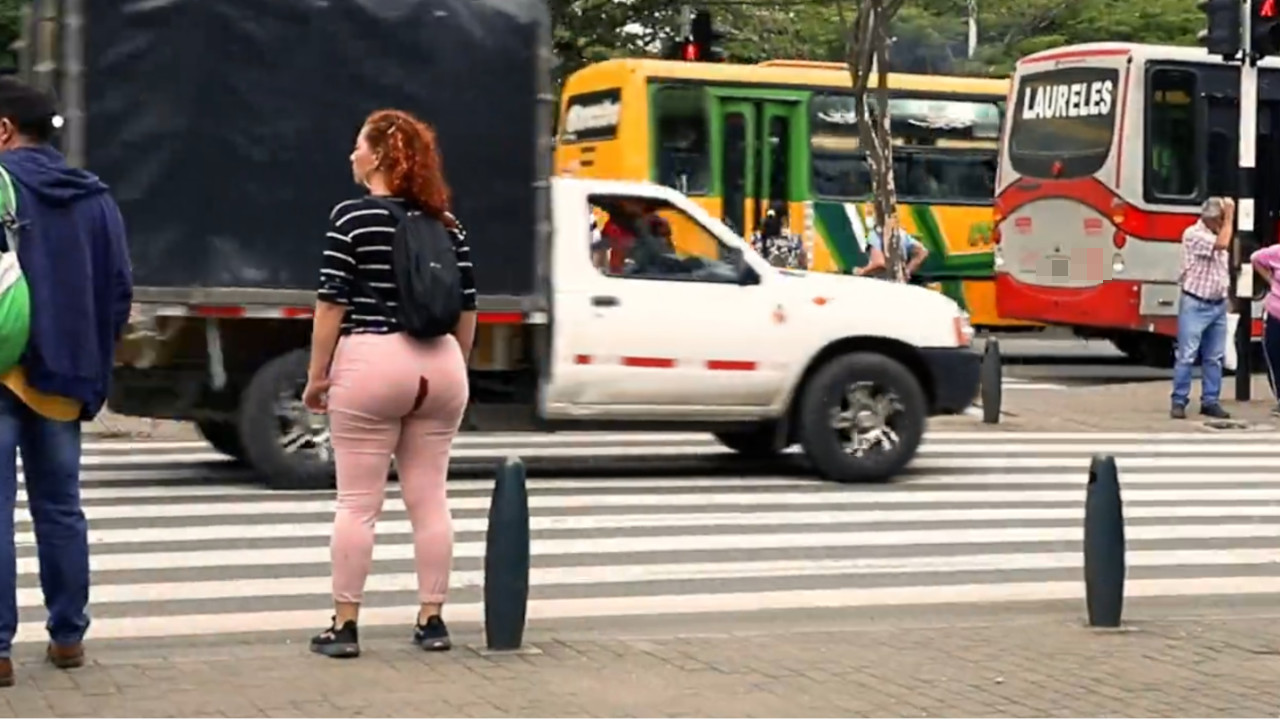 Si usted ve a una mujer con la nalga ‘manchada’ de sangre ¿Qué hace? ¿La ayuda?