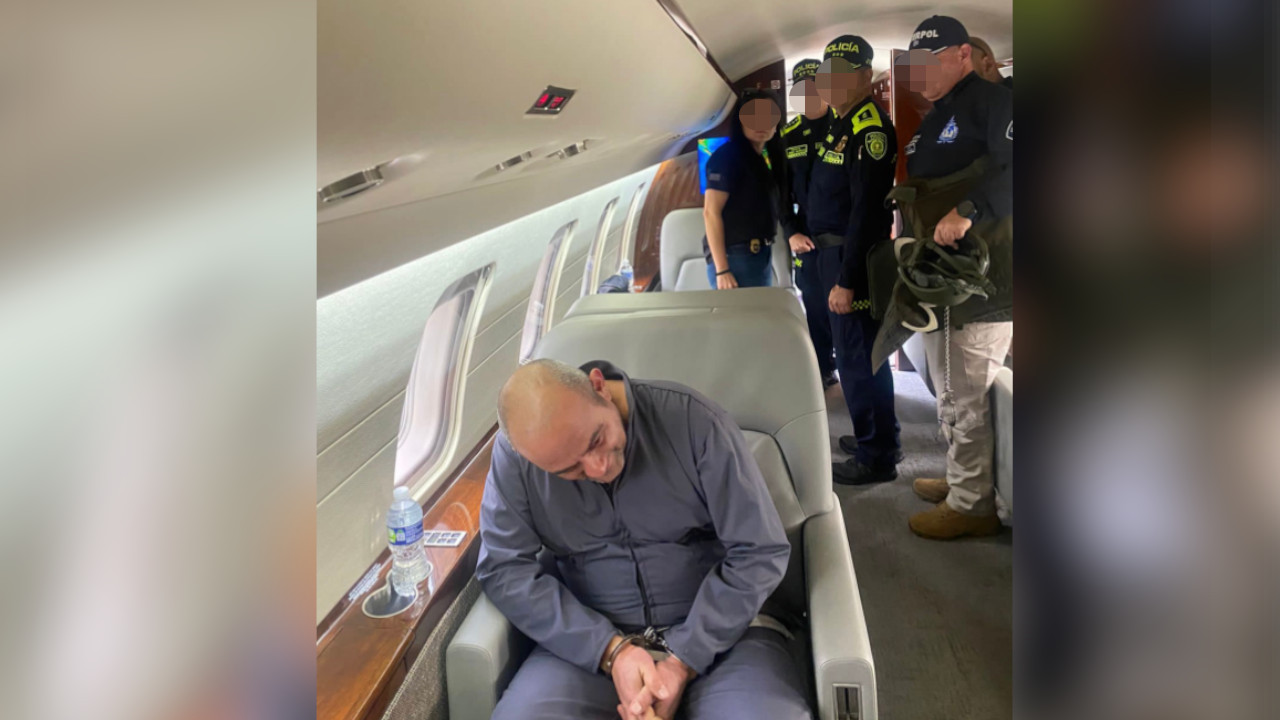 Extraditado pero no amargado: sonriente se le vio a Otoniel en el avión que lo llevaba a EE.UU