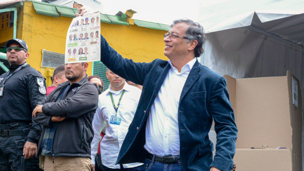 Gustavo Petro llegó a votar sin cédula, se le olvidó