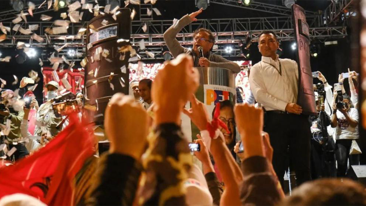 Gustavo Petro en su cierre de campaña en la Plaza Bolívar de Bogotá