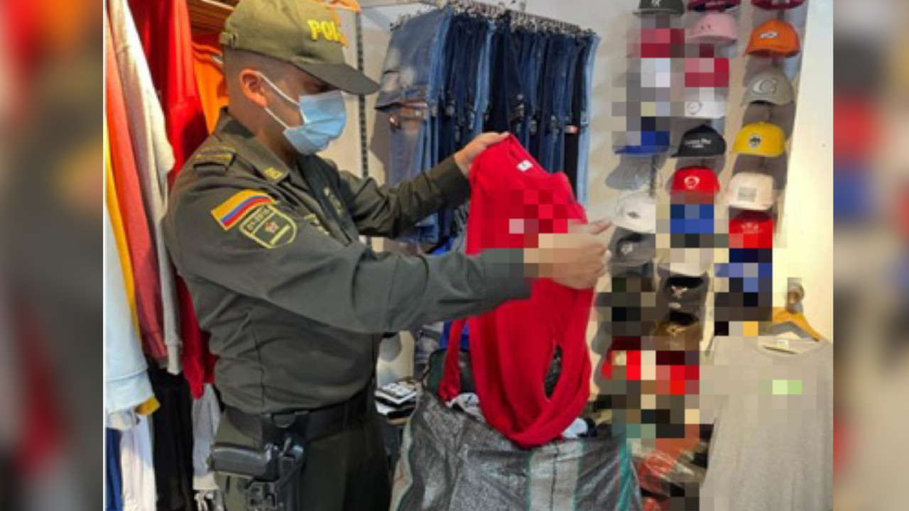 Capturaron a dos personas en Medellín que estarían vendiendo ropa de marca pero 'chiviada'