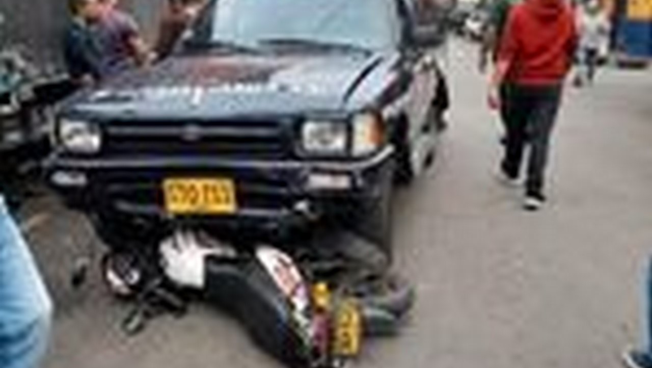 Accidente en Barrio Triste, hay un motociclista herido