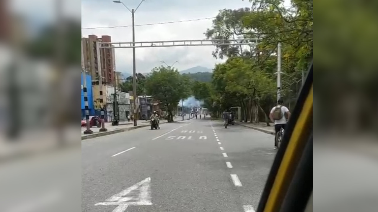 [Video] Encapuchados bloquean el paso por la calle Barranquilla