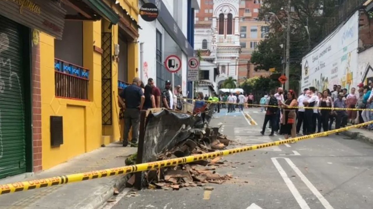 VIDEO: ¡Con trauma craneoencefálico! Niña herida por la caída de una marquesina en restaurante de Sabaneta