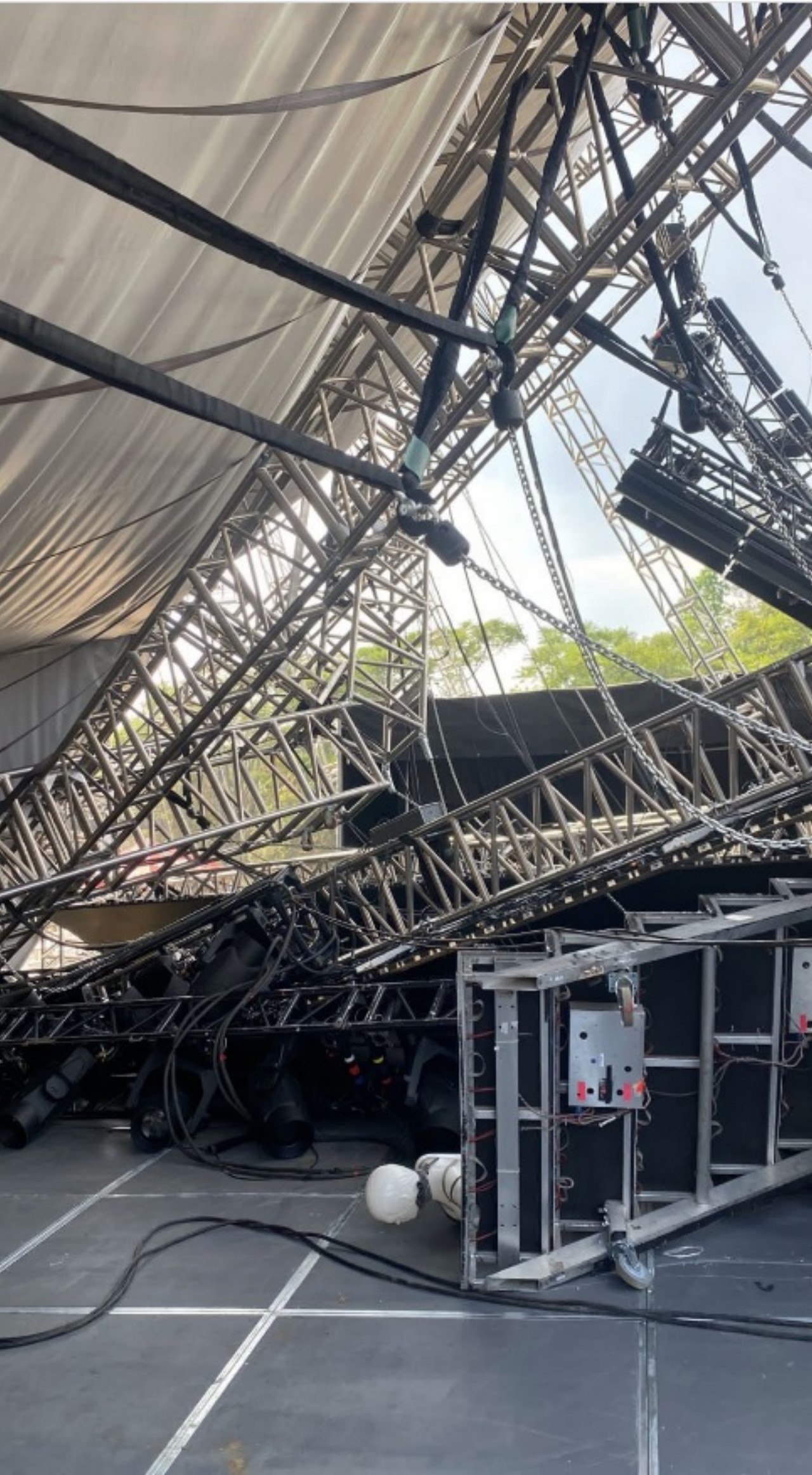 En video quedó el momento exacto en que colapsó escenario para concierto de Gloria Trevi 2 colapso escenario para concierto de Gloria Trevi