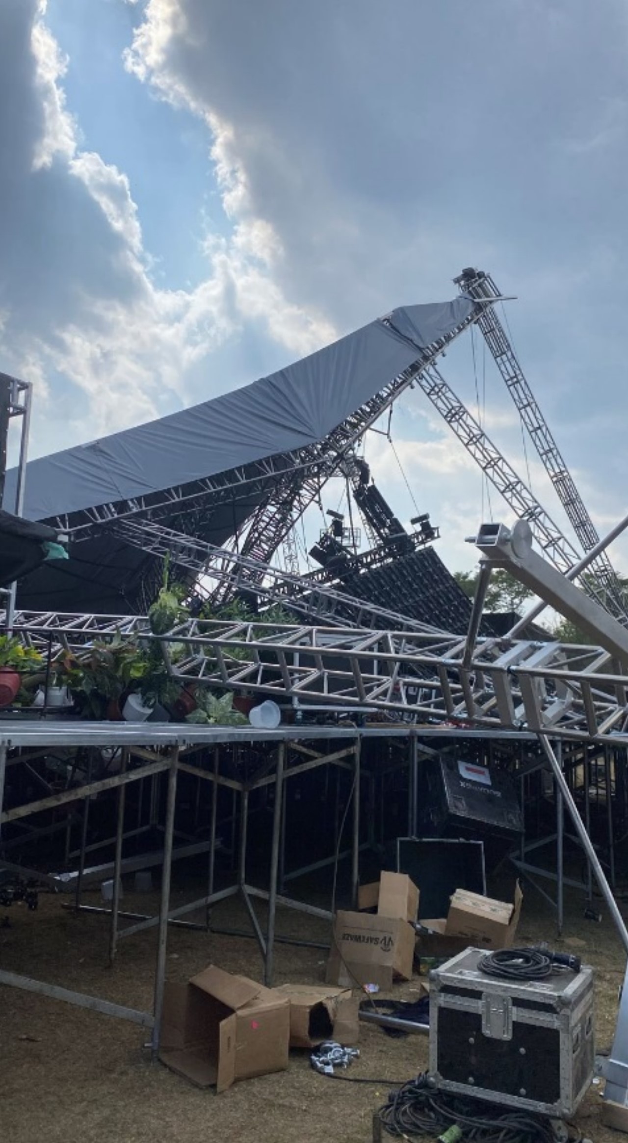 En video quedó el momento exacto en que colapsó escenario para concierto de Gloria Trevi 4 colapso escenario para concierto de Gloria Trevi3