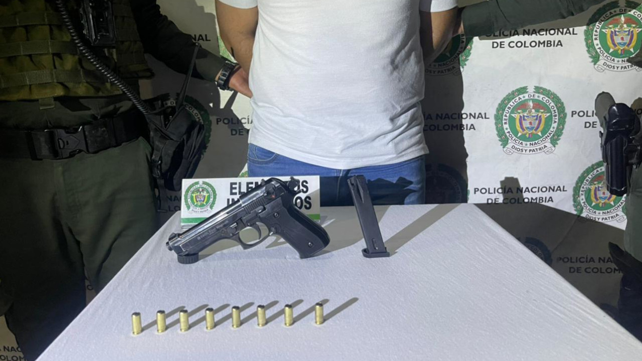 Tenía un arma en la pretina del pantalón y los policías lo pillaron