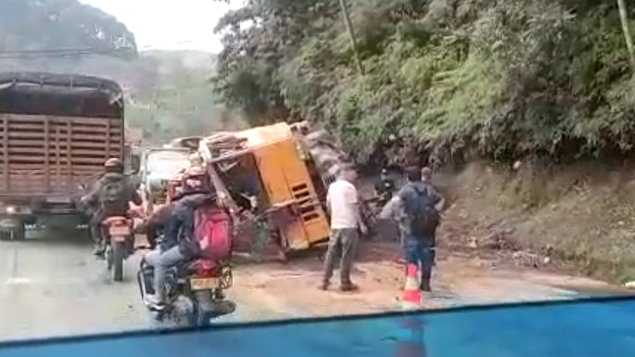 Bajando por el peaje de Amagá se volcó una grúa