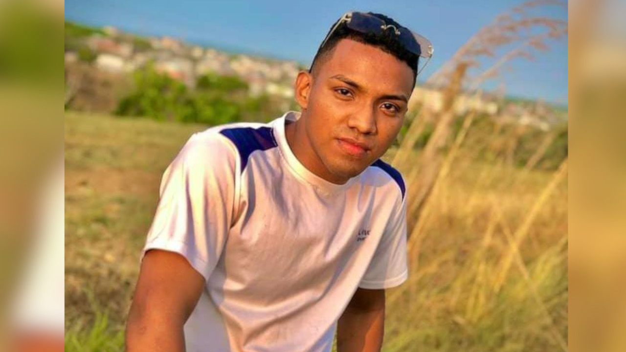 ¡Qué pesar! Un joven estaba en su casa comiendo cuando llegaron unos sicarios y lo mataron