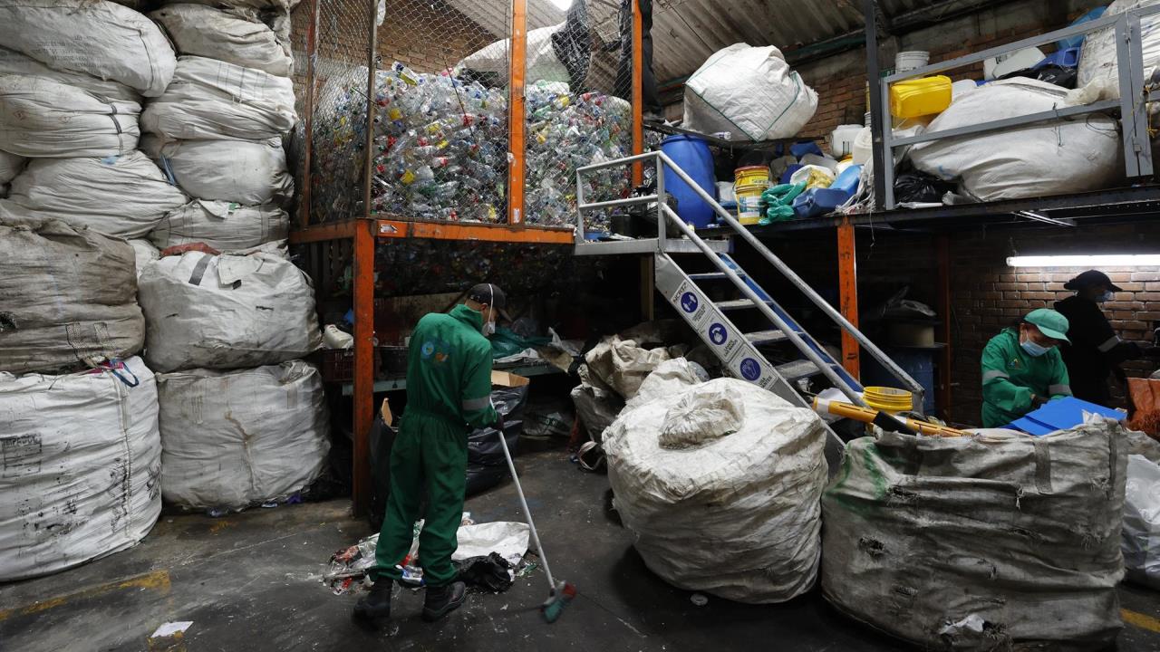 La "madera plástica", gran apuesta de la Asociación de Recicladores de Bogotá 2 madera plastica bogota
