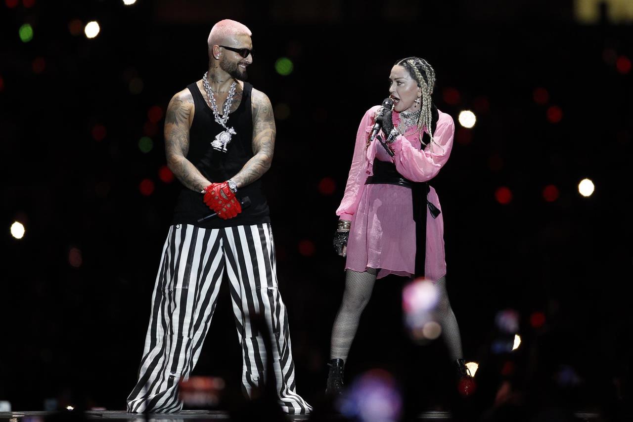 FOTOS Y VIDEOS: Maluma regresa triunfal a "Medallo" de la mano de una exultante Madonna 4 maluma medallo3