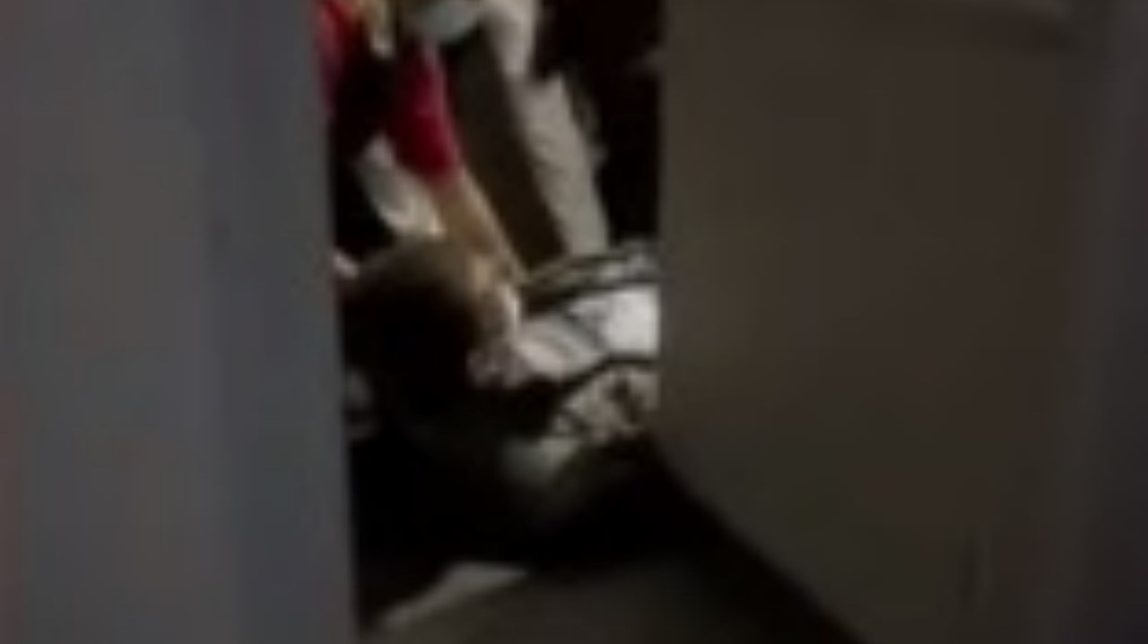 En pleno vuelo, pasajero habría intentado abrir una de las puertas de un avión