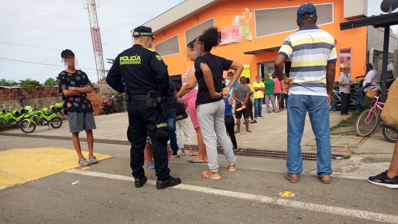 [Video] En Urabá están custodiando negocios para que los ciudadanos puedan mercar