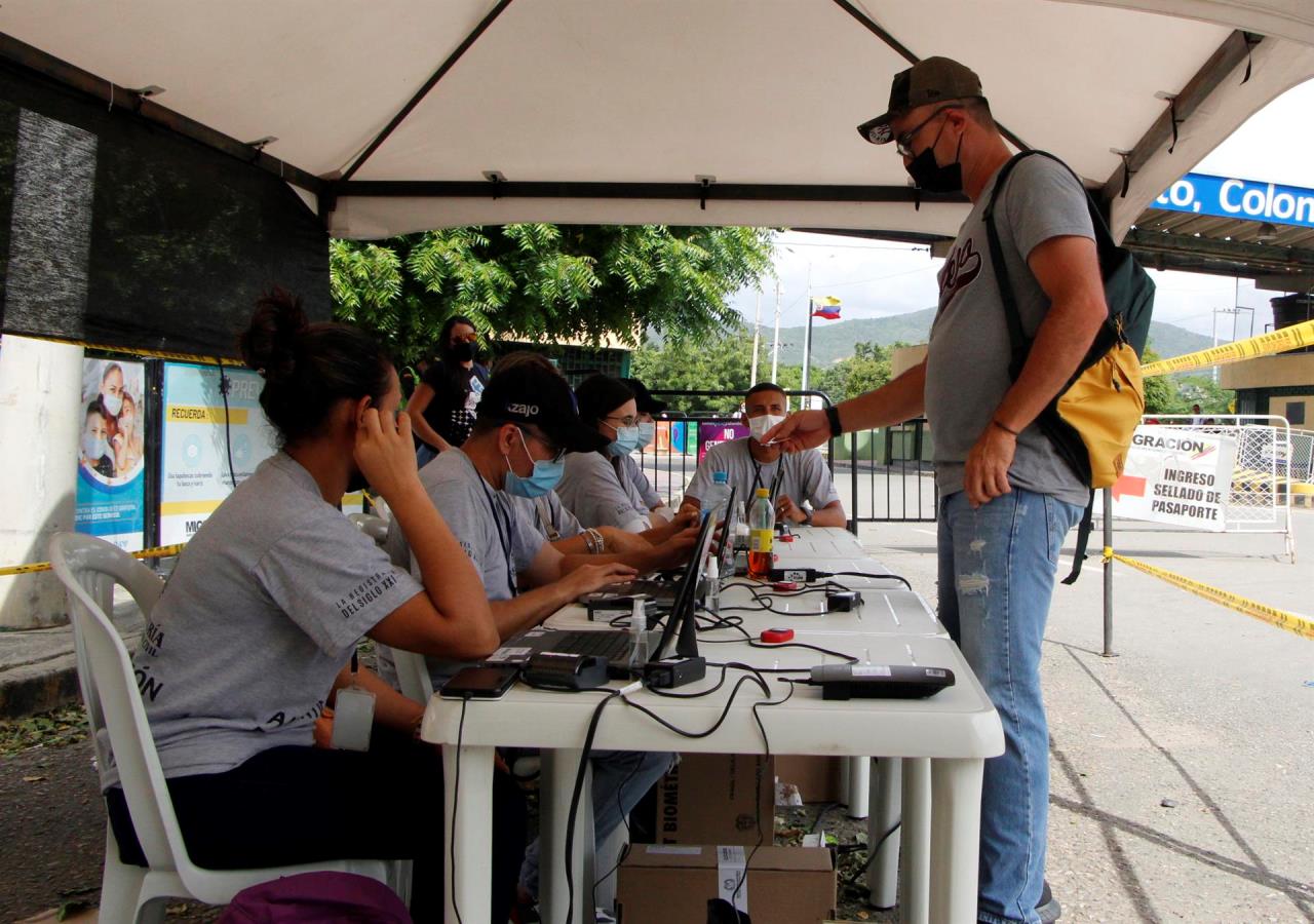 Los colombianos residentes en Venezuela comienzan a votar en la frontera 3 votaciones venezuela colombia1