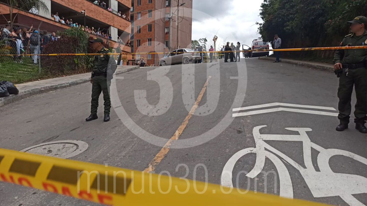 Fotos y video: Mataron a un hombre dentro de un carro en Envigado, iba llegando a su casa