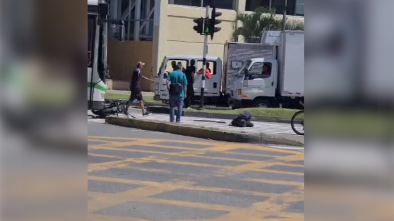 [Video] ¡Impactante! Motociclista quedó convulsionando tras chocarse con un Metroplús
