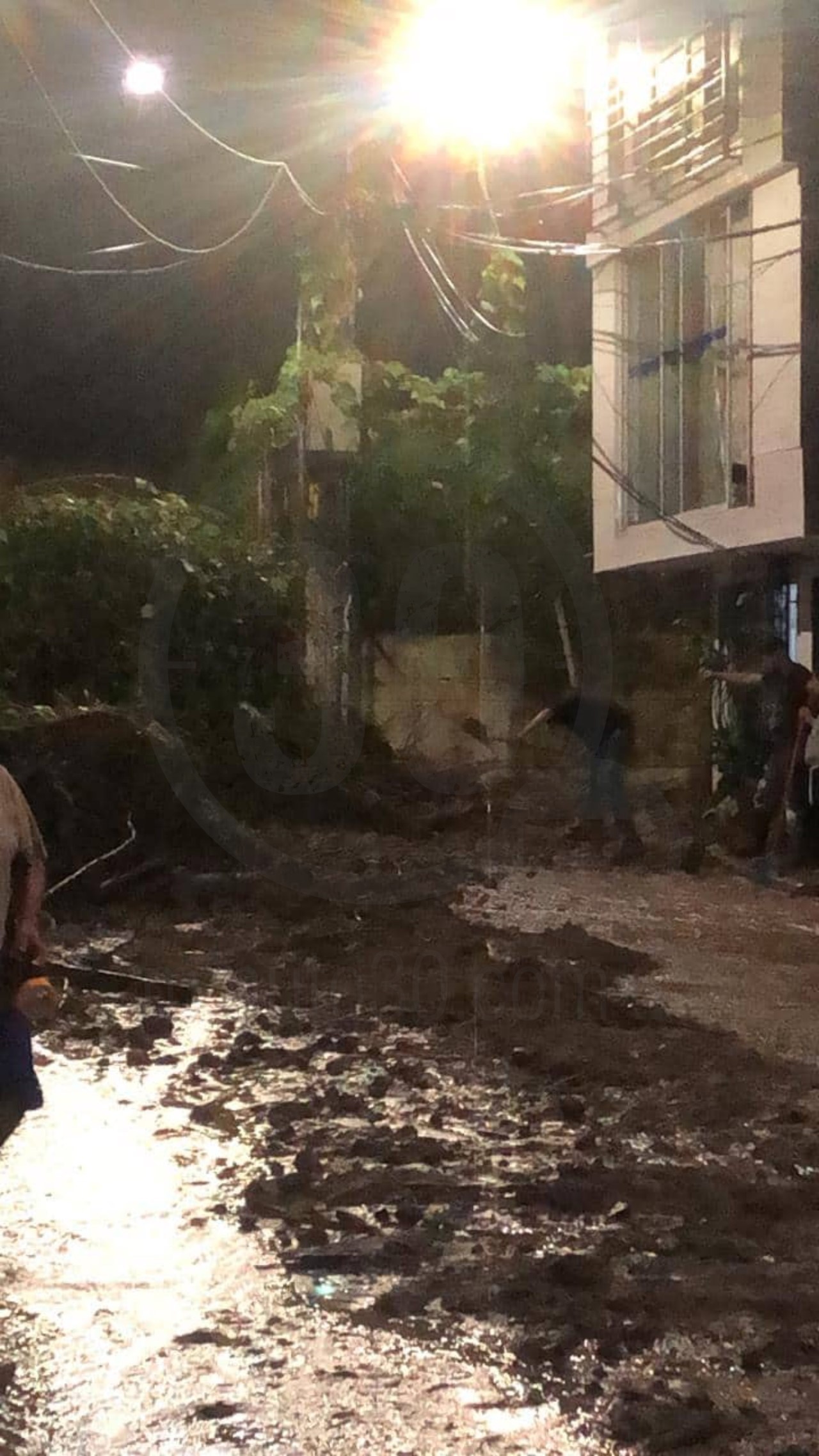 VIDEO. ¡Qué susto! Deslizamiento de tierra en la madrugada de este sábado en Itagüí 2 Deslizamiento de tierra en la madrugada de este sabado en Itagui 2