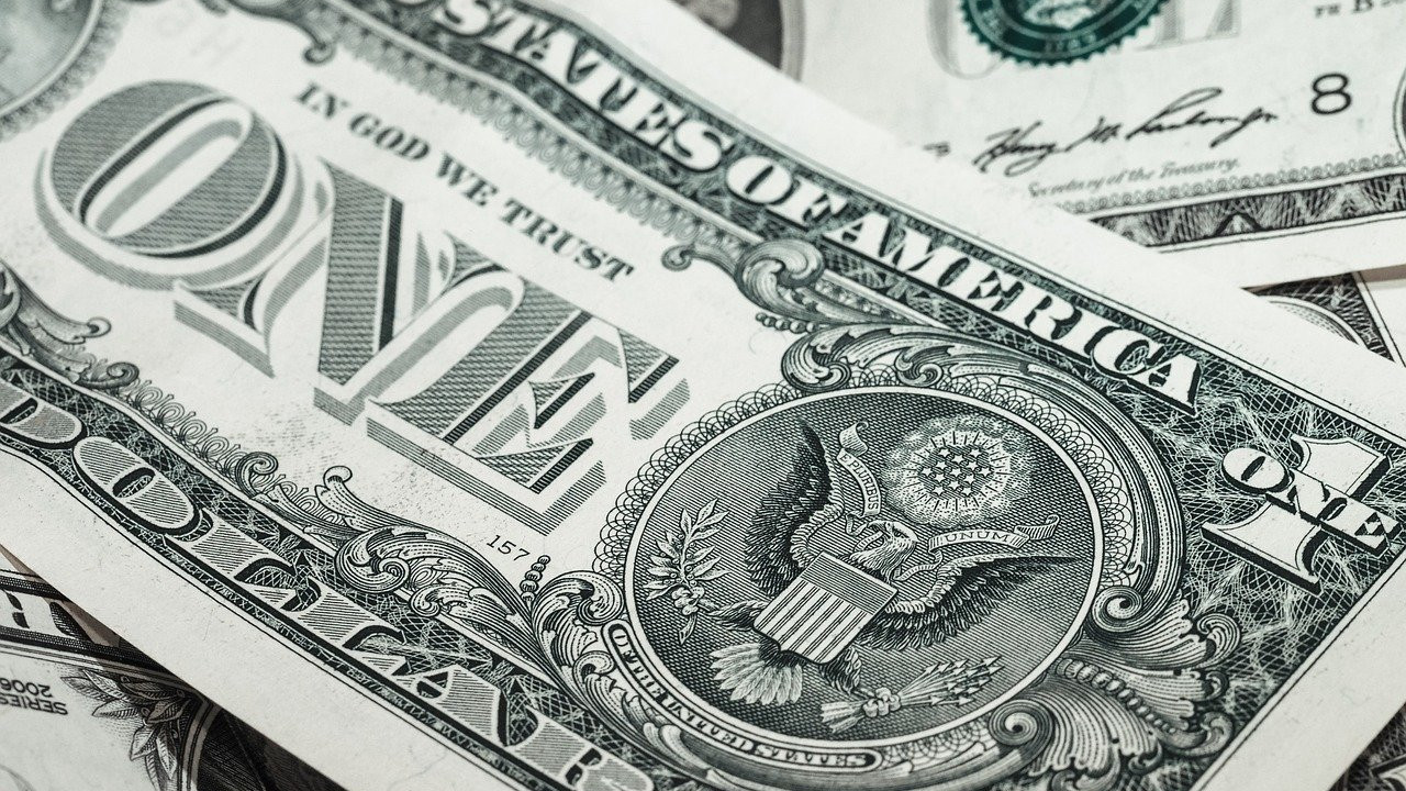 El precio del dólar sigue cayendo: hoy abrió en $4.415