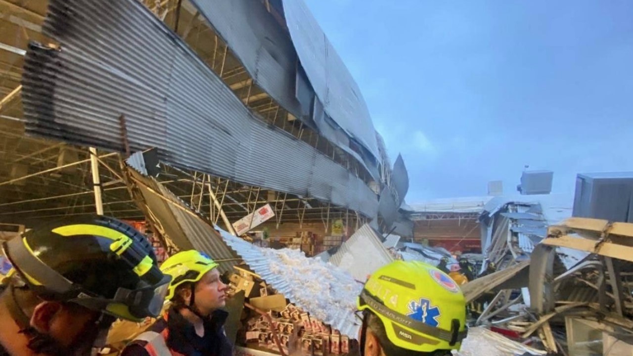 VIDEO. Granizada causa la caída del techo de un supermercado