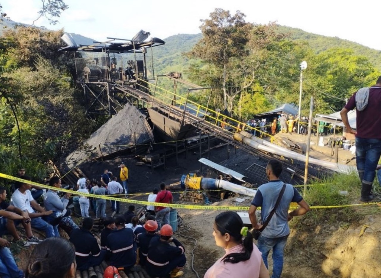 Hallaron el cuerpo de uno de los 14 mineros atrapados en mina de carbón de Norte de Santander 5 Hallan el cuerpo de uno de los 14 mineros atrapados en mina de carbon de Norte de Santander 2