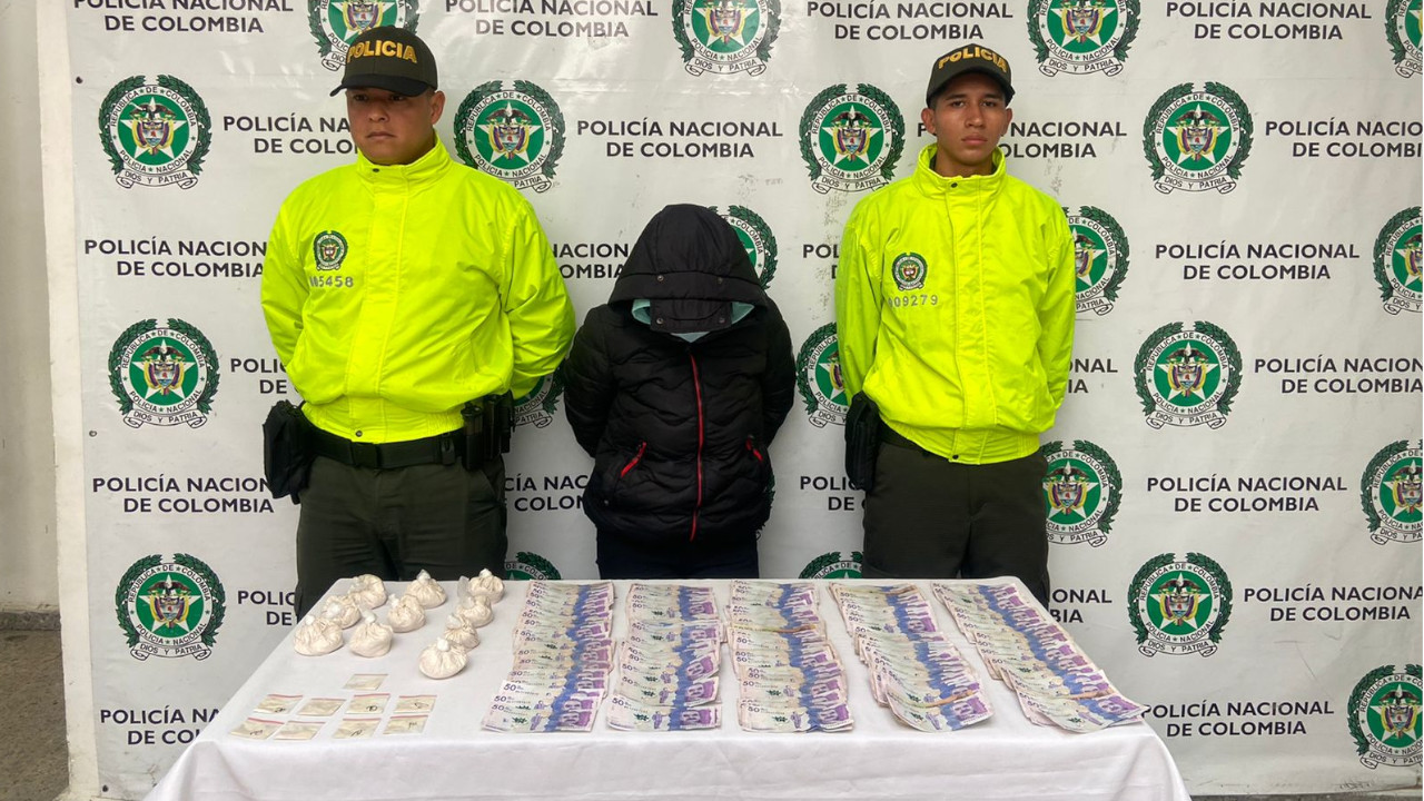 ¡Ay doña! Le pillaron 'vicio' listo para vender y plata encaletada en una casa en La Ceja