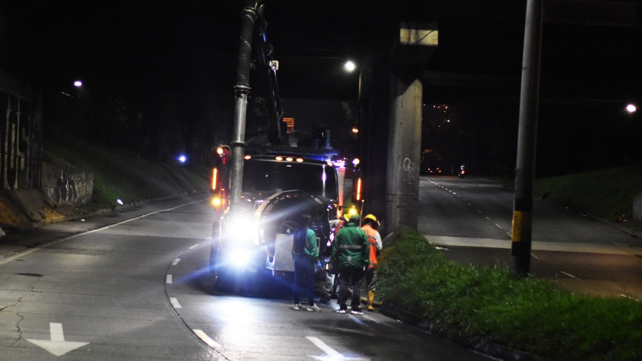 Para prevenir inundaciones, la Alcaldía de Medellín adelanta trabajos de limpieza en 14 deprimidos viales