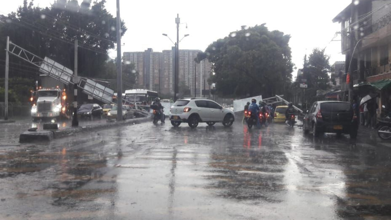 [Fotos y video] Dos vallas no aguantaron la fuerza del vendaval en Bello y se cayeron