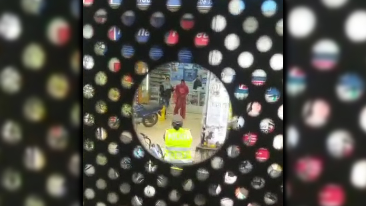 [Video] ¡Muy berraquita! Policía frustró el robo a un ciudadano en una farmacia en Manrique