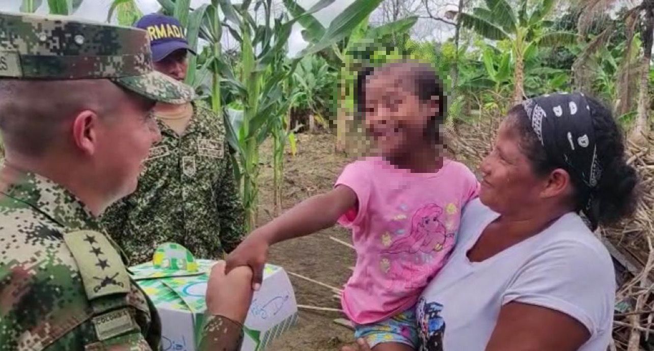 Una niña en el Chocó cumplía 9 años, nunca le habían hecho una fiesta y los soldados le llegaron con torta, globos y la festejaron 2 WhatsApp Image 2022 06 01 at 9.54.24 AM