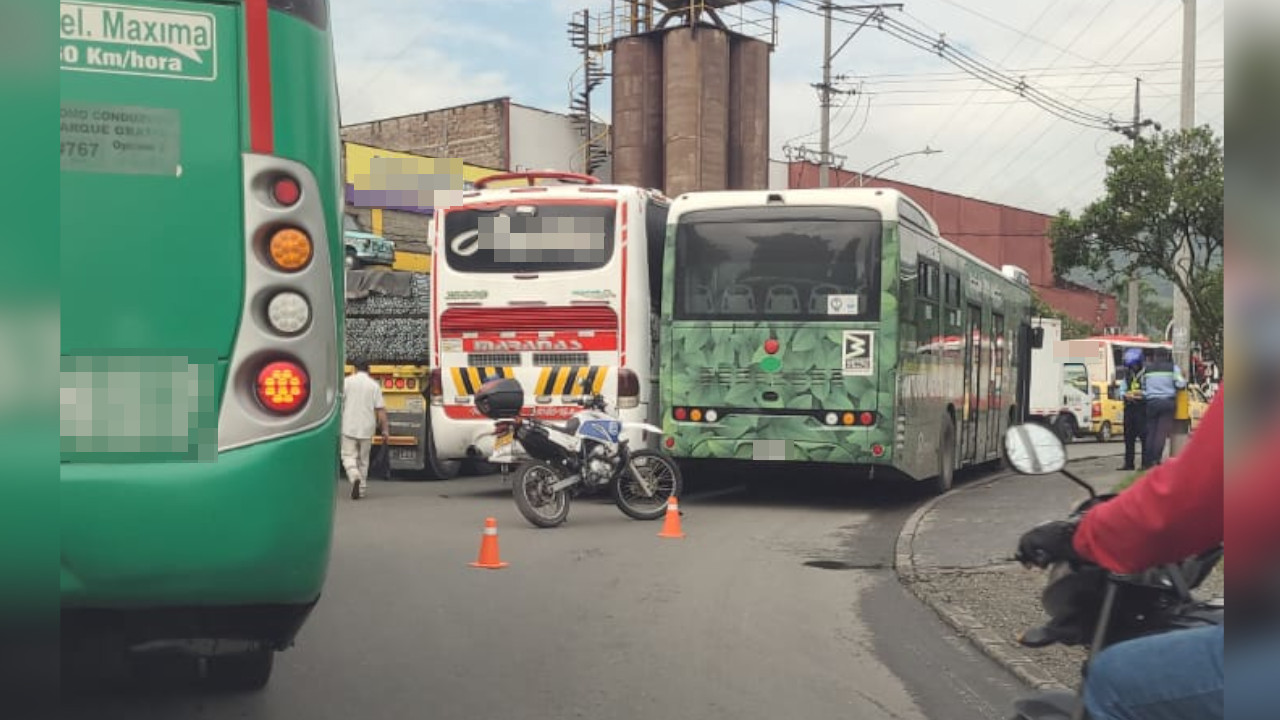 ¡Ese era el taco! un bus y un Metroplús se chocaron por la glorieta de la Terminal del Norte