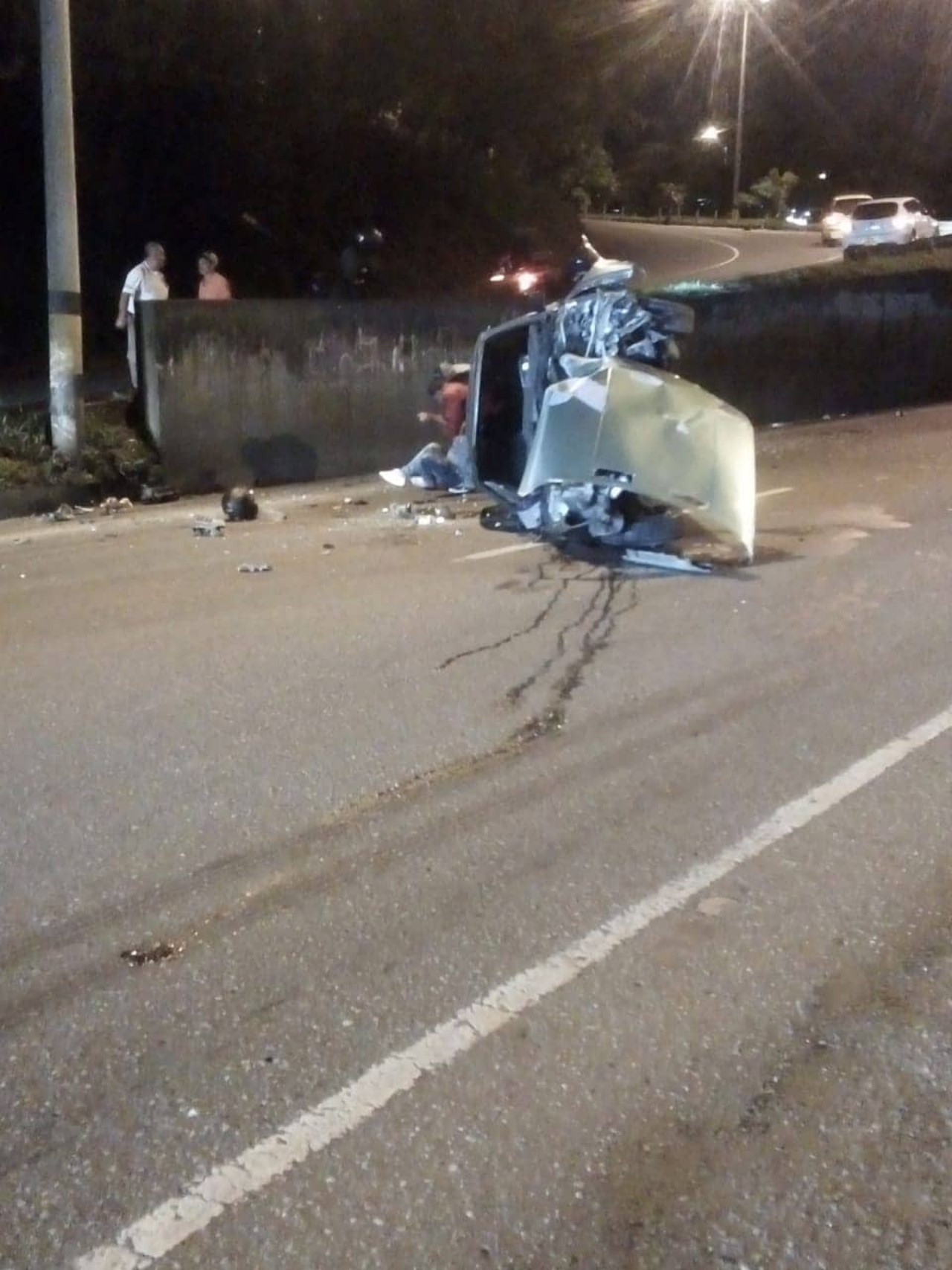 VIDEO. Se dio con un poste de luz, momento exacto de accidente en Copacabana 2 accidente en Copacabana 2