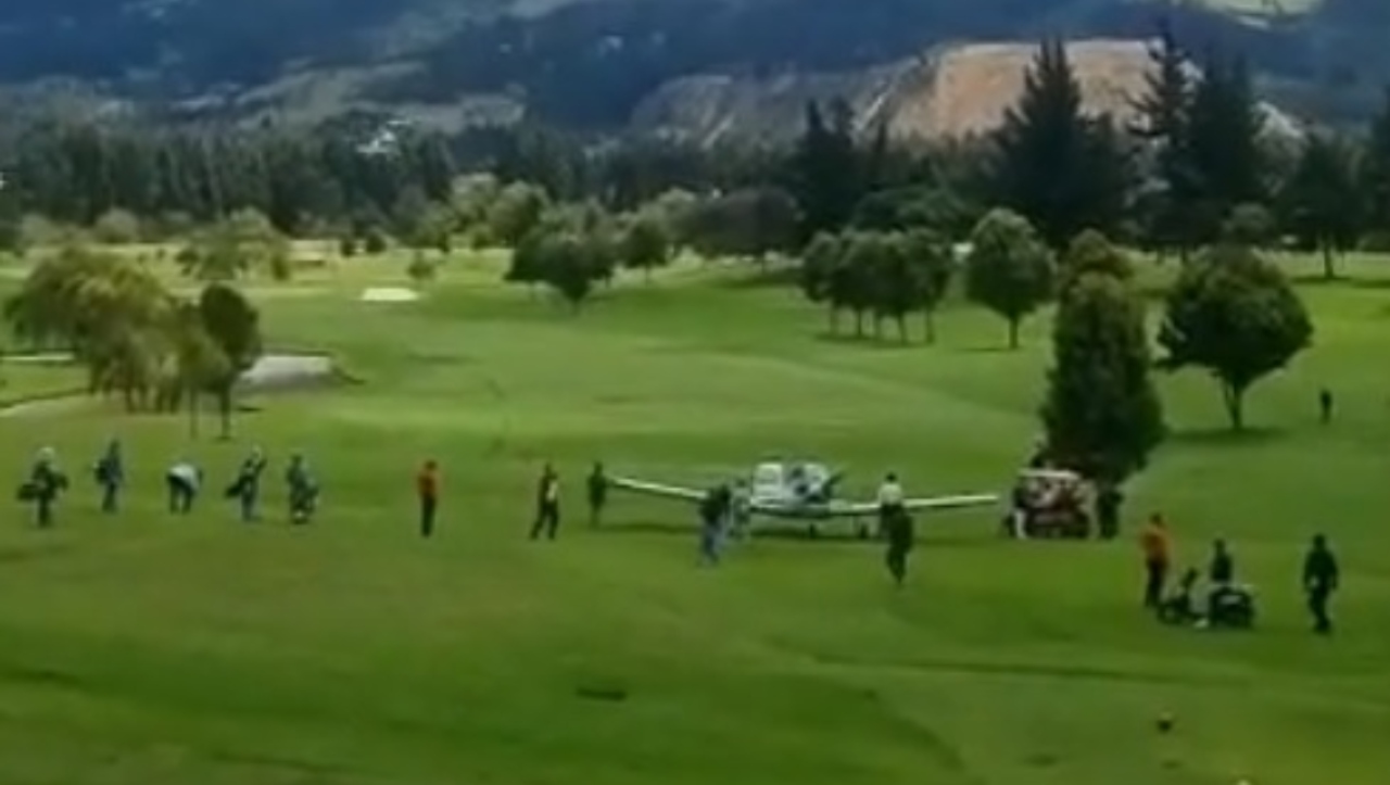 Aeronave tuvo que aterrizar de emergencia en cancha de golf